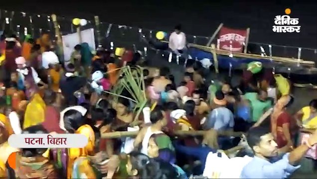 बैंड बाजे के साथ स्नान करने निकले हाथी, देखने के लिए घाट पर उमड़ी भीड़