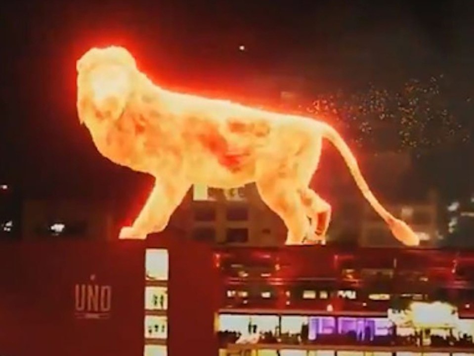 Estudiantes de La Plata: Irrer Feuer-Löwe begrüßt die Fans im Stadion