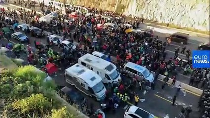 Police clash with Catalan independence activists on border with Spain