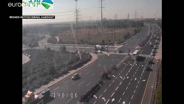 شاهد لحظة سقوط صاروخ فلسطيني على إحدى الطرق السريعة في إسرائيل