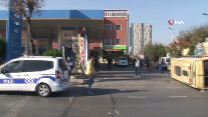 Ters yoldan girmeye dönmeye minibüs otomobil ile çarpışıp yan yattı