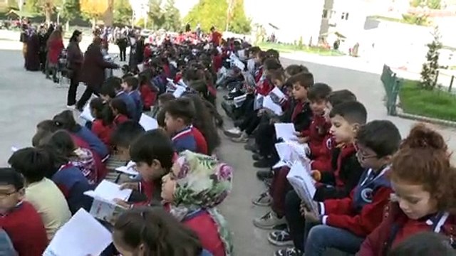 Siirt'te bin 300 öğrenci aynı anda kitap okudu
