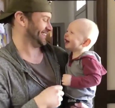 Ce bébé essaye d'imiter son père qui fait du beat box