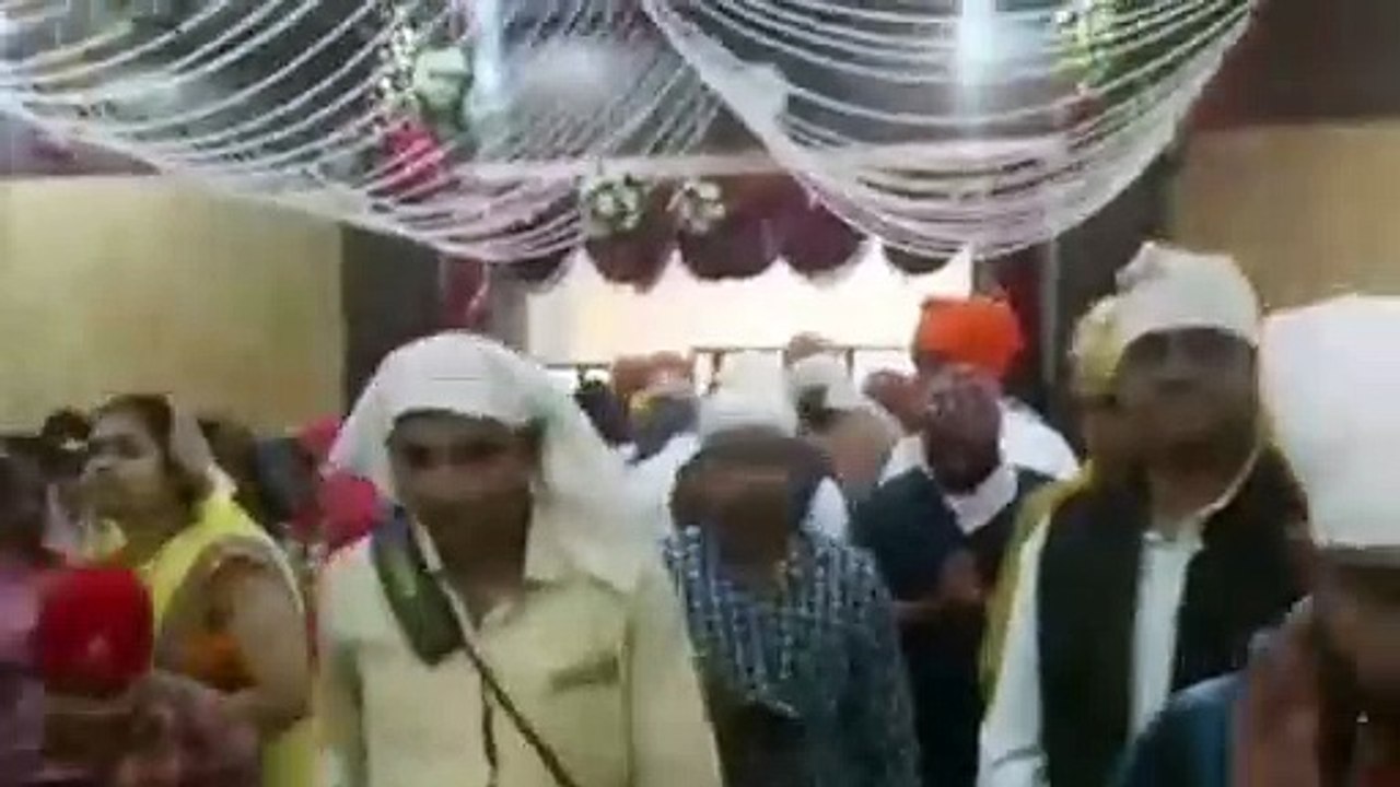 निगम आयुक्त ने गुरुद्वारे के भीतर छुए मंत्री के पैर, तोड़ा प्रोटोकॉल