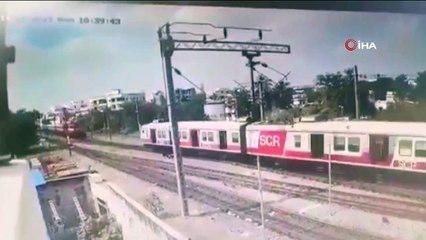 - Hindistan’da iki trenin çarpışma anı
