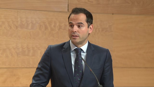 Aguado da un paso atrás y apoya a Inés Arrimadas