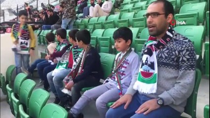 Diyarbakırspor'un taraftar grubu otizmli çocukları statta ağırladı