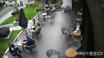 Chute d'une fenêtre sur la terrasse d'un Starbucks au milieu des clients !