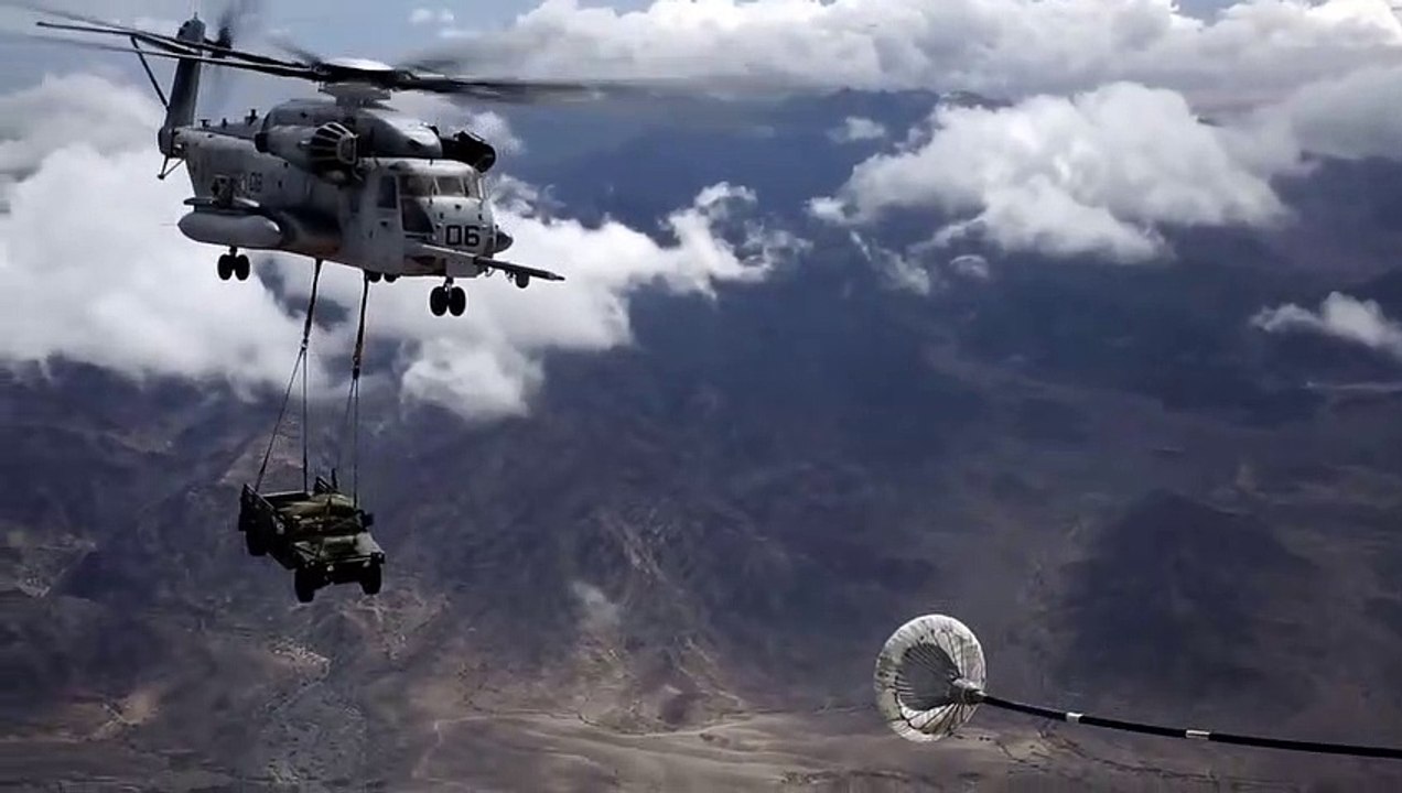 Ravitaillement d'un hélicoptère en plein vol transportant un hummer !