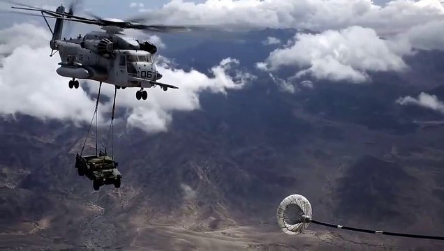 Ravitaillement d'un hélicoptère en plein vol transportant un hummer !