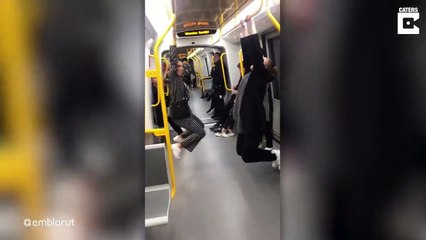 Suspendue dans le métro, elle tombe et reste à quai quand il repart !