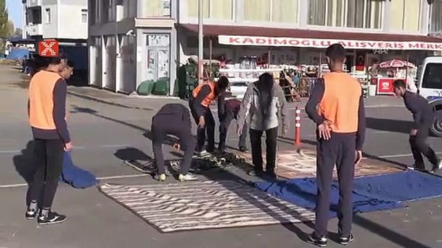 Sahası olmayan futbolcular, asfalta kilim serip antrenman yapıyor