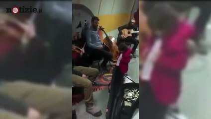 La bimba regala una moneta agli artisti di strada: quello che succede è bellissimo | Notizie.it