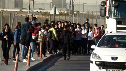 Hafriyat kamyonlarının kullandığı yolda, öğrencilerin tehlikeli yolculuğu