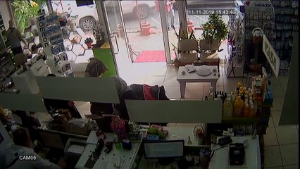 Boğazına şeker kaçan çocuğu eczacı müdahalesi kurtardı - SAKARYA