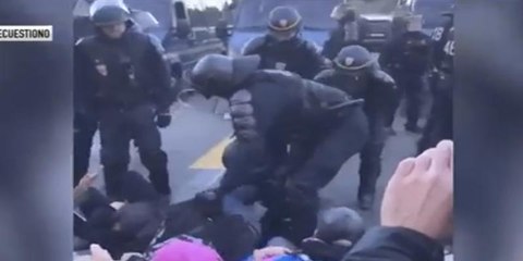 Vídeo Viral: La Policía francesa disuelve en el acto a los cuatro separatistas de turno que bloqueaban un paso fronterizo entre España y Francia