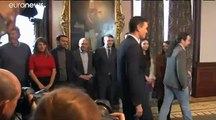 Abbraccio Sánchez-Iglesias: accordo PSOE-Podemos, ora servono altri alleati