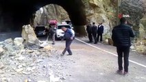 Tunceli-Erzincan karayoluna kaya düştü
