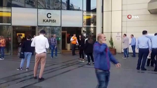 Bakırköy’de bir alışveriş merkezinin içerisindeki dükkanda çıkan yangın paniğe yol açtı. Dumanların iş yerini kaplamasıyla beraber AVM’deki vatandaşlar tahliye edildi. Olay yerine çok sayıda itfaiye ekipleri sevk edildi.