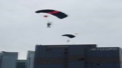 178m 빌딩에서 낙하산 메고 '점프'...겁 없는 외국인들 / YTN