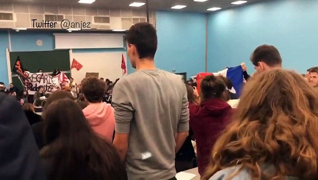 La conférence de François Hollande annulée à la fac de droit de Lille. L'amphithéâtre a été envahi par des étudiants