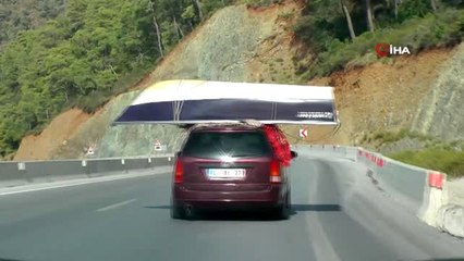 Kayığını otomobilin üstünde taşıyan sürücünün tehlikeli yolculuğu kamerada