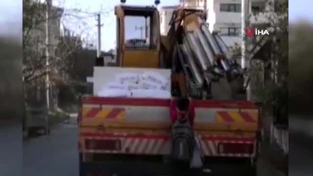 Küçük çocuğun vincin arkasına asılarak yaptığı tehlikeli yolculuk kamerada