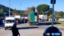 Mossos hacen parar un gran camión tras acelerar ante manifestantes en La Jonquera (Girona)