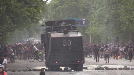 Chilenos piden derechos básicos y Gobierno analiza cambiar la Constitución