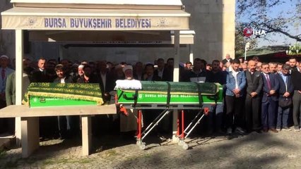 En zor görev... İmam, oğlunun ve torununun cenaze namazını kıldırırken gözyaşlarını tutamadı