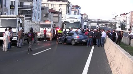 Otomobil park halindeki kamyona çarptı: 1'i ağır 3 yaralı