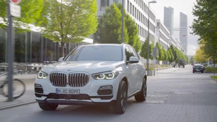 The new BMW X5 PHEV Driving in the city