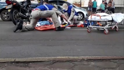 Caminhonete e moto batem na Rua Erechim, no centro
