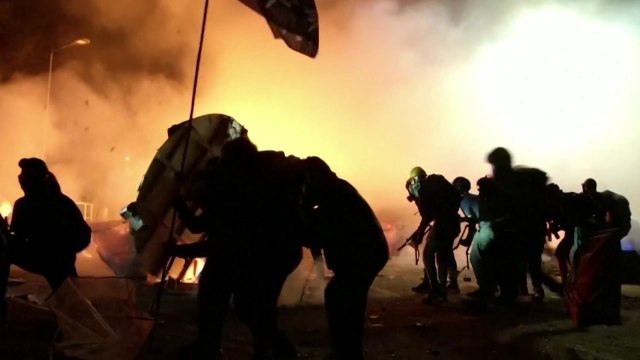 홍콩 대학 교정서 학생-경찰 충돌... 전쟁터와 흡사 / YTN