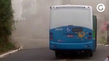 Ônibus pega fogo na Rodovia Governador José Sette, em Cariacica