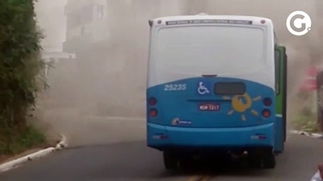 Ônibus pega fogo na Rodovia Governador José Sette, em Cariacica