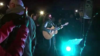 El concert a l'escenari del mig de l'autopista de l'AP-7 a Salt