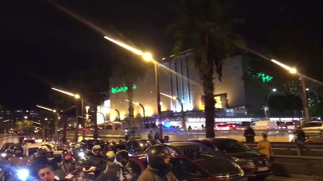 Casi 100 manifestantes de los CDR cortan la ronda del Mig de Barcelona