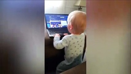 Ce petit apprend déjà à manipuler les ordinateurs