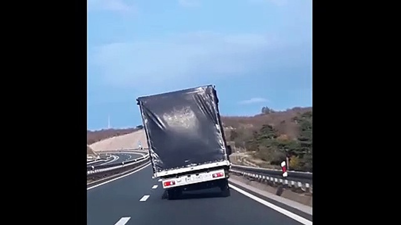 Un chauffeur de camion réussit à maintenir son camion sur ses roues en pleine tempête... Joli!