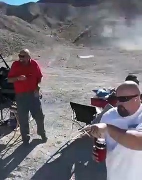 Ils s'amusent à faire exploser des pneus et ont failli y passer... Chanceux