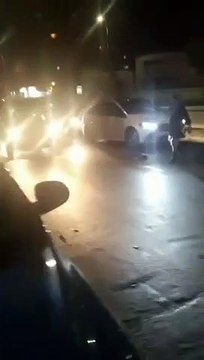 Elle bloque la circulation mais va vite le regretter...