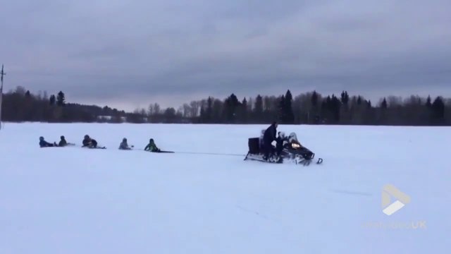 Ce papa a compris comment occuper ses 7 enfants en hiver