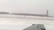 Un avion de ligne glisse et fait une sortie de piste à l'aéroport de chicago