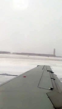 Un avion de ligne glisse et fait une sortie de piste à l'aéroport de chicago