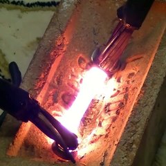 Il fait passer un courant de 5000 Volt dans une clé à molette... Impressionnant