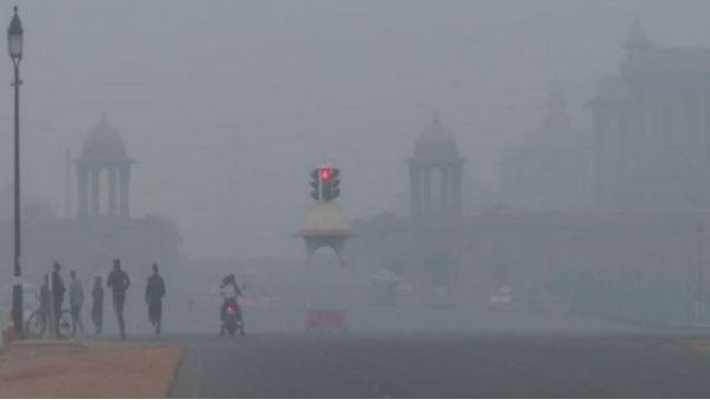 Thick layer of smog envelopes Delhi, likely to enter emergency zone today