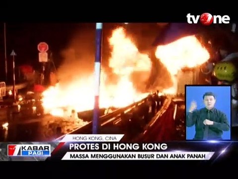 Massa Aksi Protes di Hong Kong Gunakan Busur dan Panah