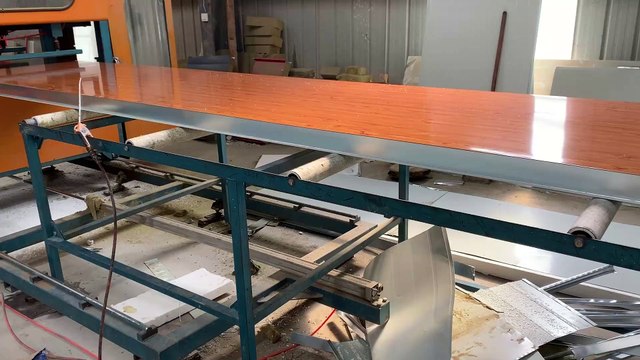 The whole production process of wood grain color sandwich panels