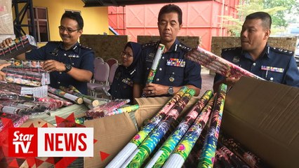 Descargar video: Johor Customs seizes illicit cigarettes, fireworks from China